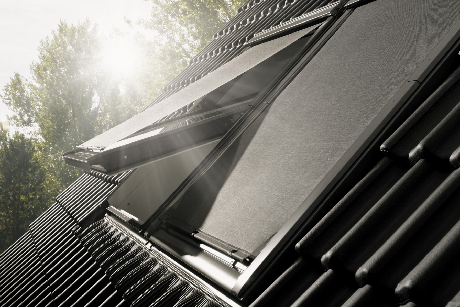 VELUX Hitzeschutz-Markise außen am Dachfenster