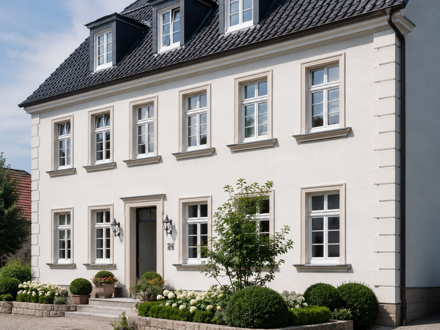Deutsches Haus mit fachgerecht montierten Fensterbänken als Beispiel, wenn die Fensterbank außen nicht undicht ist