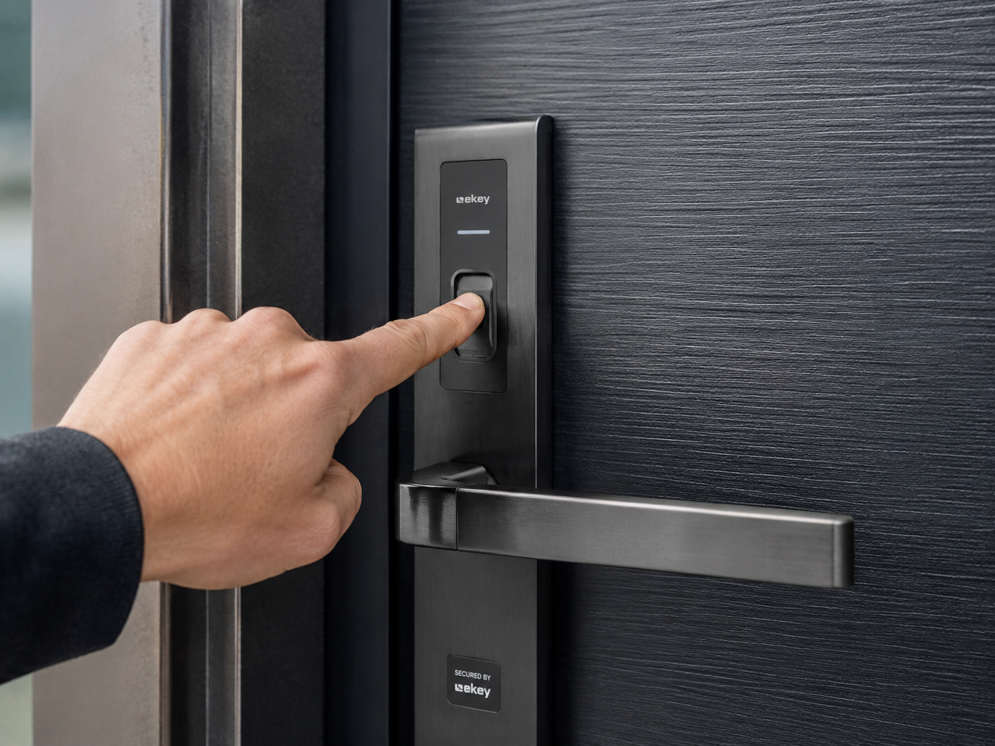 Finger wird auf den Scanner einer Haustür mit Fingerprint gelegt
