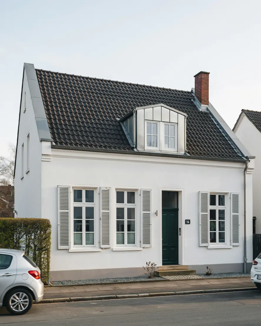Wohnhaus mit Ziegeldach, Gaube und fachgerecht ausgeführten Metallanschlüssen