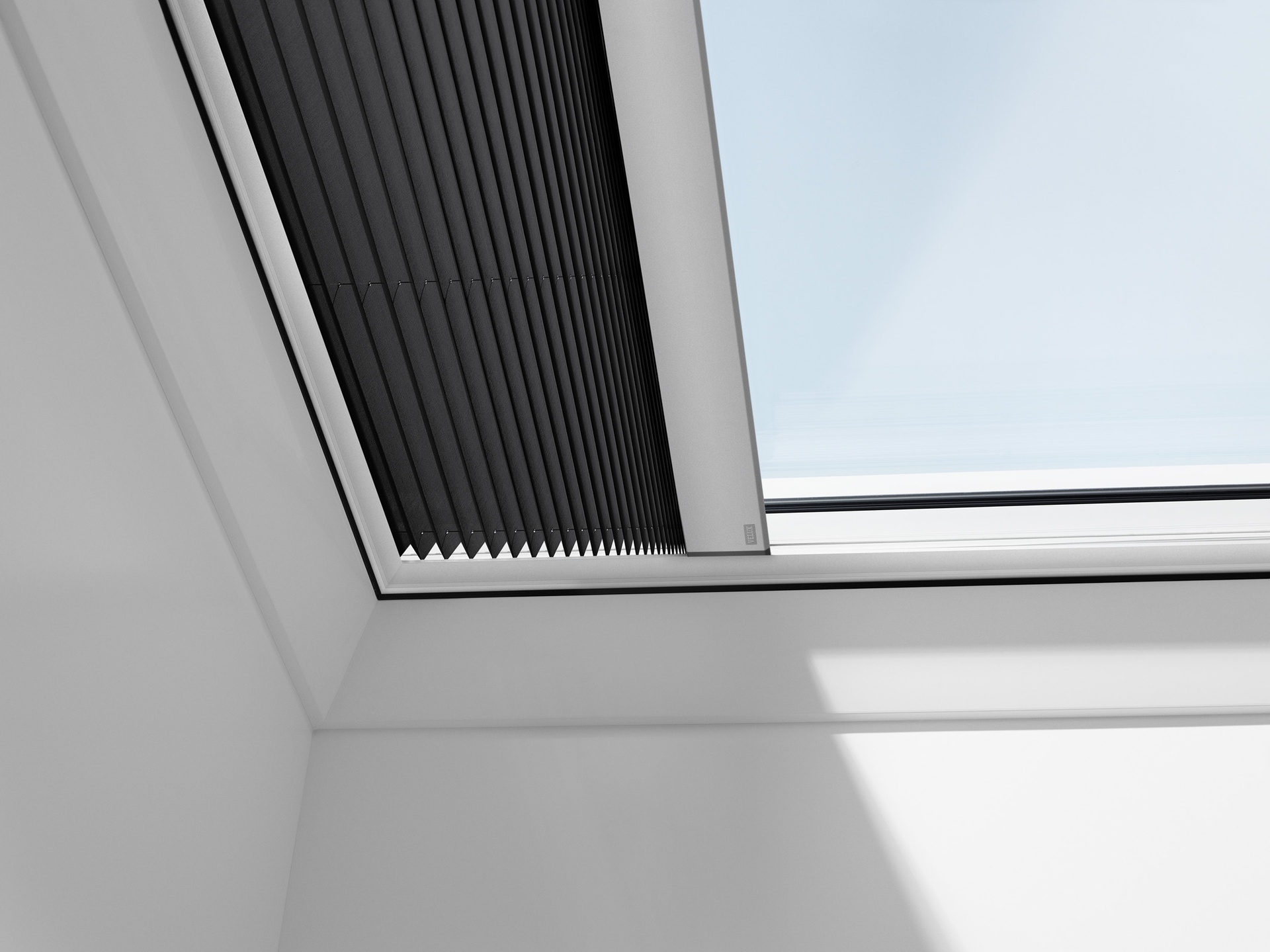 Sonnen- und Hitzeschutz für ein Flachdachfenster von VELUX