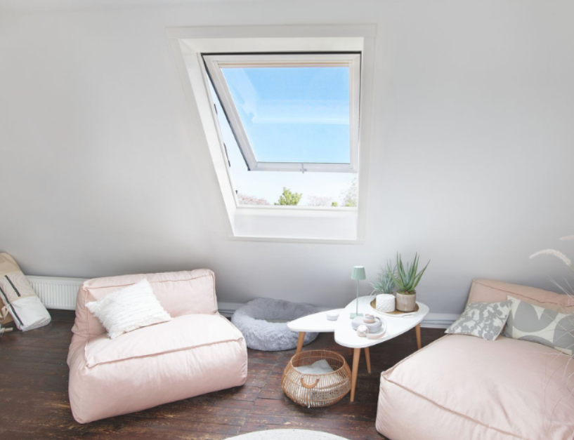 Untere Einhandgriff-Bedienung an einem Roto Designo R8 Dachfenster