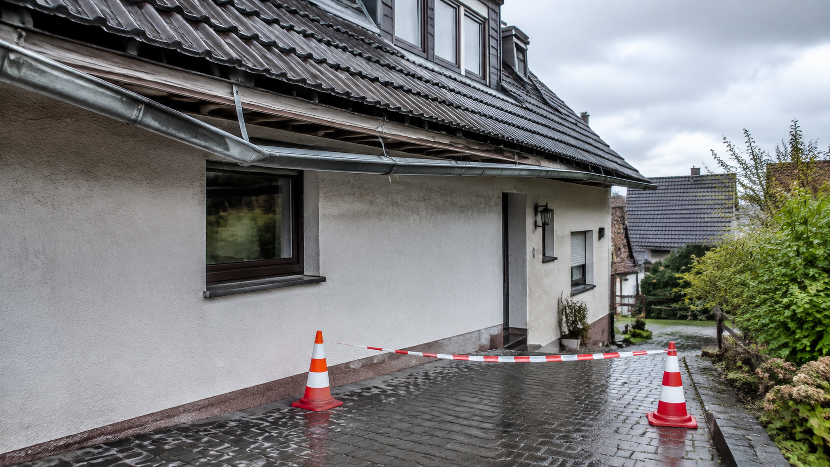 Abgesperrter Bereich unter einer sturmbeschädigten Dachrinne