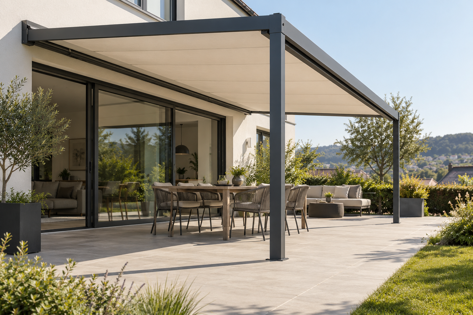 Pergolamarkise über einer großen Terrasse eines Einfamilienhauses